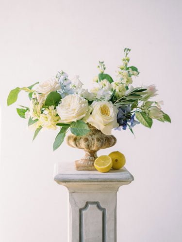 Bouquet de roses crèmes raffiné, en vase médicis