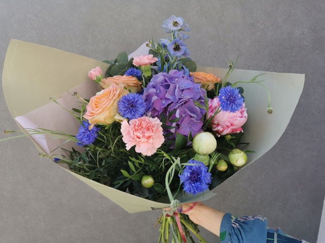 Bouquet de roses pivoines et bleuets printanier