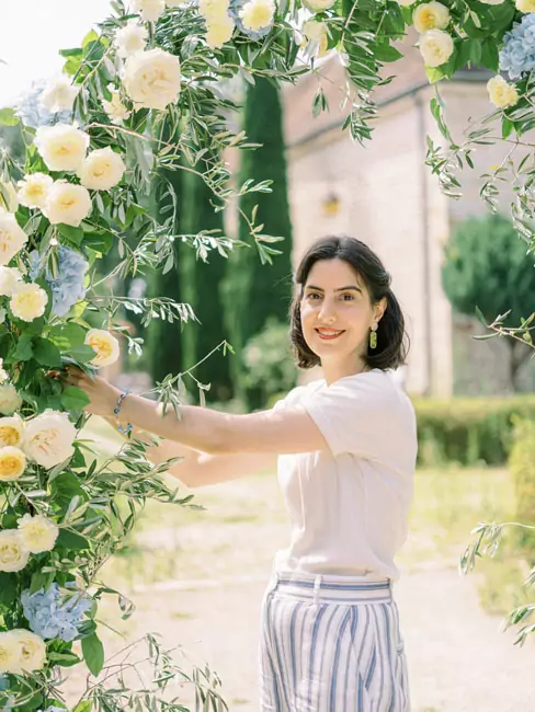 Désigner floral décorant une arche de mariage pastel dans un jardin