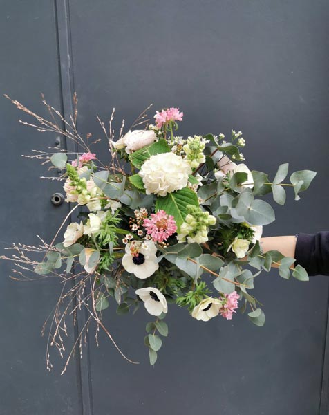 généreux bouquet hivernal d'anémones blanches et eucalyptus