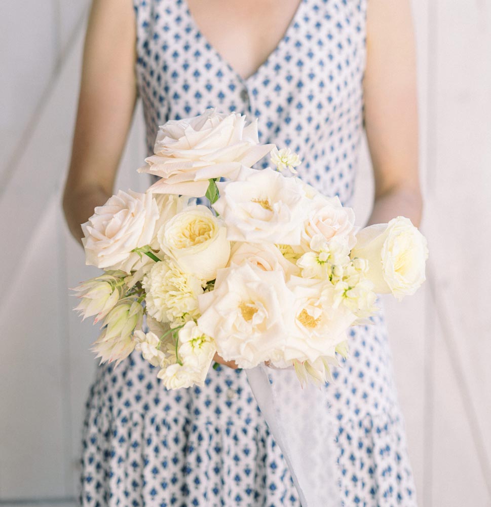 Bouquet de mariée crème avec ruban de soie et robe provençale