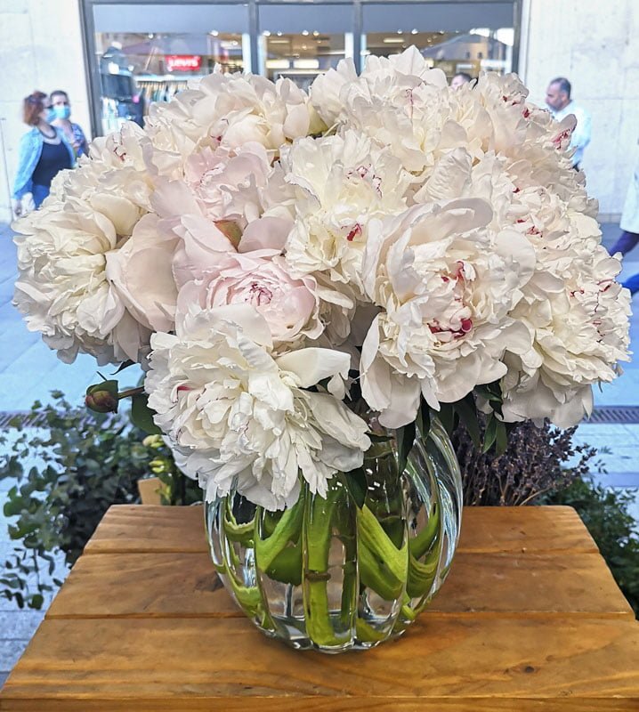 Bouquet de fête des mères tout en pivoines crèmes