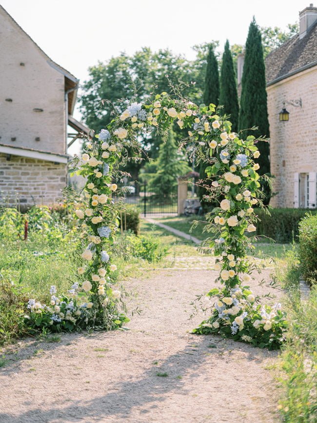 décor d'arche florale de mariage garnie de roses jaunes pâles