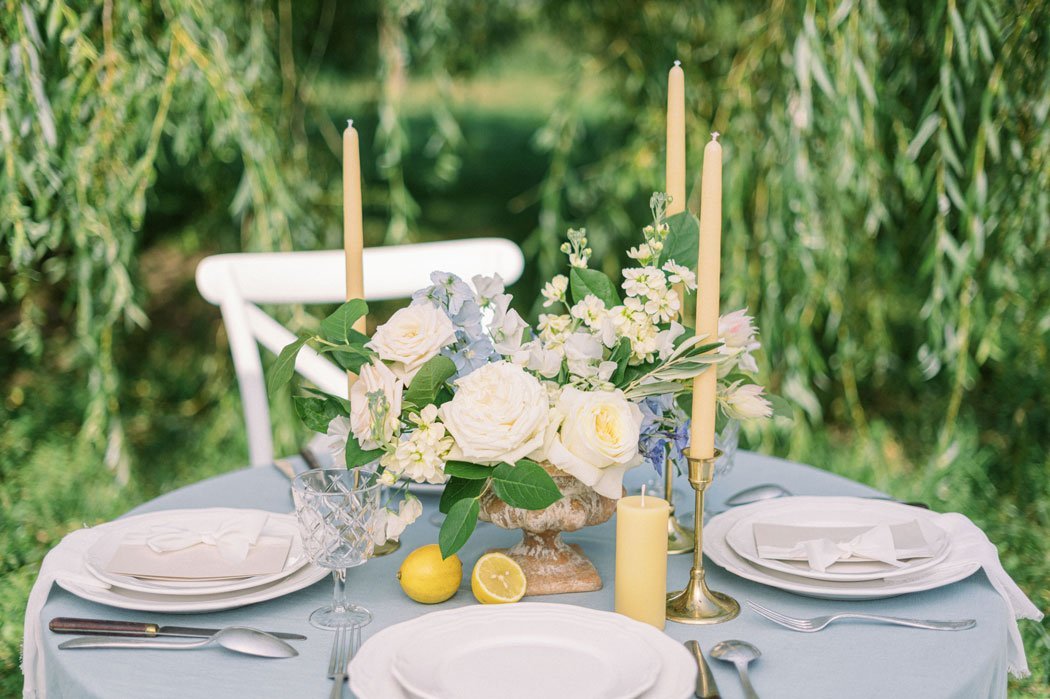 Table de mariage avec élégant bouquet sur nappe bleue pastel
