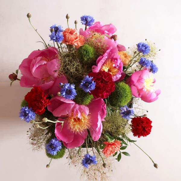 Bouquet de fleurs pop multicolore, avec bleuets, pivoines et œillets