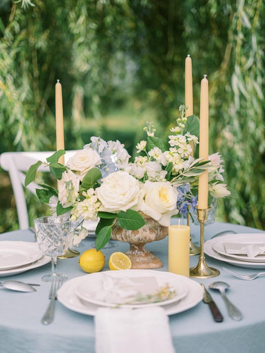 Table de mariage avec élégant bouquet sur nappe bleue pastel