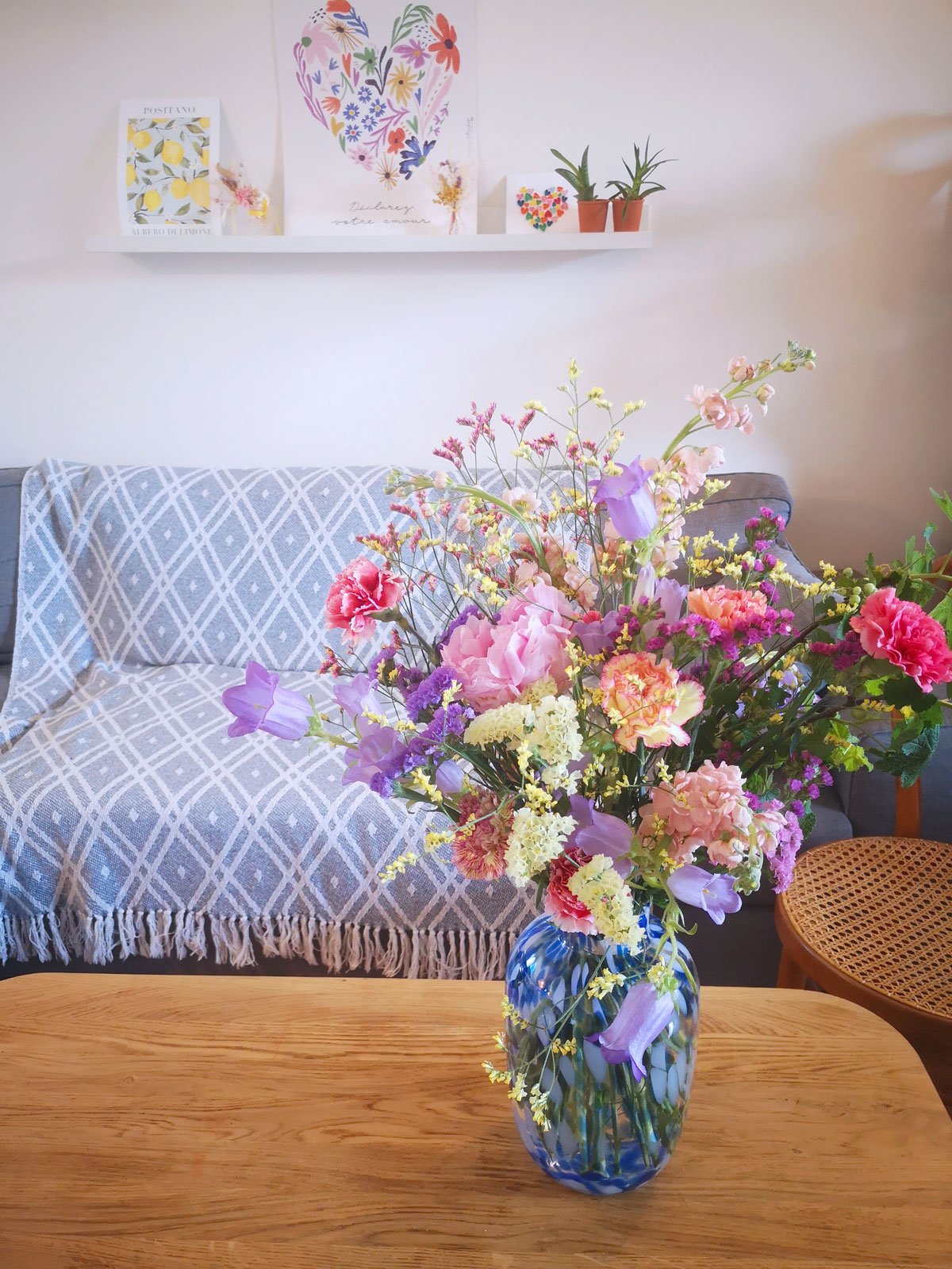 Bouquet de fleurs multicolores dans un vase bleu vif, dans un salon élegant