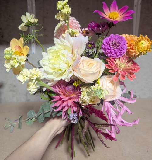 Bouquet multicolore de dahlias français et locales