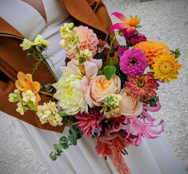 Bouquet de mariée coloré, tons automnales, fuschia, orange, vert, jaune et rose aux accents 70's.
